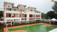 Gedung Sekolah Rakyat dengan desain modern yang kini menjadi program prioritas pemerintah. Proyek kejar tayang ini tengah disorot menyusul adanya sengkarut keterlambatan pembayaran honorarium para arsitek individu yang terlibat dalam tahap perencanaan. (Foto: Dok. Kementerian PU)
