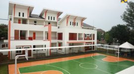Gedung Sekolah Rakyat dengan desain modern yang kini menjadi program prioritas pemerintah. Proyek kejar tayang ini tengah disorot menyusul adanya sengkarut keterlambatan pembayaran honorarium para arsitek individu yang terlibat dalam tahap perencanaan. (Foto: Dok. Kementerian PU)