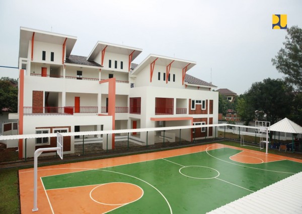 Gedung Sekolah Rakyat dengan desain modern yang kini menjadi program prioritas pemerintah. Proyek kejar tayang ini tengah disorot menyusul adanya sengkarut keterlambatan pembayaran honorarium para arsitek individu yang terlibat dalam tahap perencanaan. (Foto: Dok. Kementerian PU)