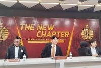 Konferensi pers perkenalan pelatih baru Persija Jakarta bertajuk The New Chapter yang digelar di Jakarta International Stadium, Senin (8/6/2026). Tampak duduk di tengah pelatih kepala baru, Shin Tae-yong, didampingi Presiden Persija Mohamad Prapanca di sebelah kiri. Dalam kesempatan ini, mantan pelatih Timnas Indonesia itu resmi memperkenalkan diri dan menegaskan target meraih prestasi terbaik serta tampil menarik di kompetisi Super League 2026-2027. Foto: Ist.