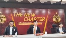 Konferensi pers perkenalan pelatih baru Persija Jakarta bertajuk The New Chapter yang digelar di Jakarta International Stadium, Senin (8/6/2026). Tampak duduk di tengah pelatih kepala baru, Shin Tae-yong, didampingi Presiden Persija Mohamad Prapanca di sebelah kiri. Dalam kesempatan ini, mantan pelatih Timnas Indonesia itu resmi memperkenalkan diri dan menegaskan target meraih prestasi terbaik serta tampil menarik di kompetisi Super League 2026-2027. Foto: Ist.