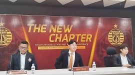 Konferensi pers perkenalan pelatih baru Persija Jakarta bertajuk The New Chapter yang digelar di Jakarta International Stadium, Senin (8/6/2026). Tampak duduk di tengah pelatih kepala baru, Shin Tae-yong, didampingi Presiden Persija Mohamad Prapanca di sebelah kiri. Dalam kesempatan ini, mantan pelatih Timnas Indonesia itu resmi memperkenalkan diri dan menegaskan target meraih prestasi terbaik serta tampil menarik di kompetisi Super League 2026-2027. Foto: Ist.
