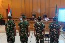 Empat prajurit BAIS TNI tampak berdiri menghadap majelis hakim Pengadilan Militer II-08 Jakarta saat pembacaan putusan perkara penyiraman air keras terhadap aktivis KontraS, Andrie Yunus, Rabu (10/6/2026). Keempat terdakwa divonis penjara 1,5 tahun hingga 3 tahun, di mana dua di antaranya juga dijatuhi sanksi pemecatan dari dinas militer karena terbukti melakukan penganiayaan berencana yang menimbulkan luka berat. Foto: Ist.