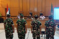 Empat prajurit BAIS TNI tampak berdiri menghadap majelis hakim Pengadilan Militer II-08 Jakarta saat pembacaan putusan perkara penyiraman air keras terhadap aktivis KontraS, Andrie Yunus, Rabu (10/6/2026). Keempat terdakwa divonis penjara 1,5 tahun hingga 3 tahun, di mana dua di antaranya juga dijatuhi sanksi pemecatan dari dinas militer karena terbukti melakukan penganiayaan berencana yang menimbulkan luka berat. Foto: Ist.