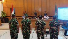 Empat prajurit BAIS TNI tampak berdiri menghadap majelis hakim Pengadilan Militer II-08 Jakarta saat pembacaan putusan perkara penyiraman air keras terhadap aktivis KontraS, Andrie Yunus, Rabu (10/6/2026). Keempat terdakwa divonis penjara 1,5 tahun hingga 3 tahun, di mana dua di antaranya juga dijatuhi sanksi pemecatan dari dinas militer karena terbukti melakukan penganiayaan berencana yang menimbulkan luka berat. Foto: Ist.