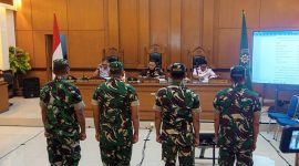 Empat prajurit BAIS TNI tampak berdiri menghadap majelis hakim Pengadilan Militer II-08 Jakarta saat pembacaan putusan perkara penyiraman air keras terhadap aktivis KontraS, Andrie Yunus, Rabu (10/6/2026). Keempat terdakwa divonis penjara 1,5 tahun hingga 3 tahun, di mana dua di antaranya juga dijatuhi sanksi pemecatan dari dinas militer karena terbukti melakukan penganiayaan berencana yang menimbulkan luka berat. Foto: Ist.