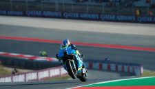 Pembalap asal Jepang, Ai Ogura, melaju dengan kecepatan tinggi dan sempat mengangkat roda depan motornya saat melewati tikungan di Sirkuit Brno, Republik Ceko, pada sesi kualifikasi MotoGP Ceko 2026, Sabtu (20/6/2026). Foto: Ist.