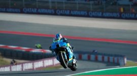 Pembalap asal Jepang, Ai Ogura, melaju dengan kecepatan tinggi dan sempat mengangkat roda depan motornya saat melewati tikungan di Sirkuit Brno, Republik Ceko, pada sesi kualifikasi MotoGP Ceko 2026, Sabtu (20/6/2026). Foto: Ist.