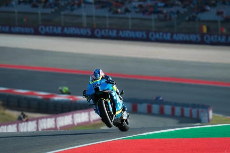 Pembalap asal Jepang, Ai Ogura, melaju dengan kecepatan tinggi dan sempat mengangkat roda depan motornya saat melewati tikungan di Sirkuit Brno, Republik Ceko, pada sesi kualifikasi MotoGP Ceko 2026, Sabtu (20/6/2026). Foto: Ist.