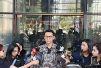 Juru Bicara KPK Budi Prasetyo memberikan keterangan pers di Gedung Merah Putih KPK, Kamis (30/7/2026), mengungkap penetapan tersangka oknum pegawai KPK bersama Bupati Pemalang dalam dua klaster dugaan pemerasan dan korupsi. Foto: Ist.
