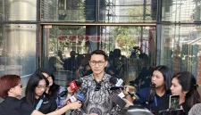 Juru Bicara KPK Budi Prasetyo memberikan keterangan pers di Gedung Merah Putih KPK, Kamis (30/7/2026), mengungkap penetapan tersangka oknum pegawai KPK bersama Bupati Pemalang dalam dua klaster dugaan pemerasan dan korupsi. Foto: Ist.