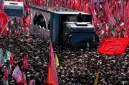 Truk yang membawa peti jenazah Pemimpin Tertinggi Iran Ayatollah Ali Khamenei, yang tewas terbunuh, serta peti jenazah anggota keluarganya melintas di sebuah jalan dalam prosesi pemakaman di Teheran, Iran. Foto: Ist.
