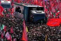 Truk yang membawa peti jenazah Pemimpin Tertinggi Iran Ayatollah Ali Khamenei, yang tewas terbunuh, serta peti jenazah anggota keluarganya melintas di sebuah jalan dalam prosesi pemakaman di Teheran, Iran. Foto: Ist.