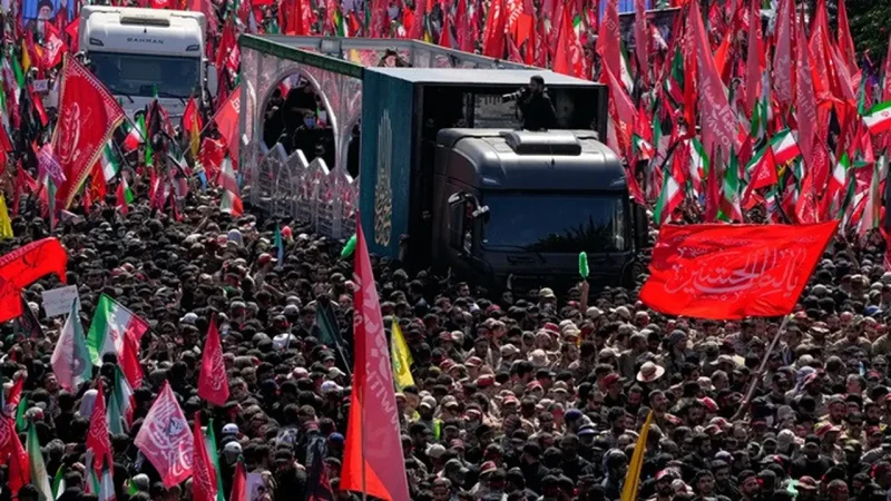 Truk yang membawa peti jenazah Pemimpin Tertinggi Iran Ayatollah Ali Khamenei, yang tewas terbunuh, serta peti jenazah anggota keluarganya melintas di sebuah jalan dalam prosesi pemakaman di Teheran, Iran. Foto: Ist.
