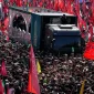 Truk yang membawa peti jenazah Pemimpin Tertinggi Iran Ayatollah Ali Khamenei, yang tewas terbunuh, serta peti jenazah anggota keluarganya melintas di sebuah jalan dalam prosesi pemakaman di Teheran, Iran. Foto: Ist.