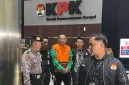 Bupati Langkat Syah Afandin (berbaju rompi oranye) didampingi petugas kepolisian dan penyidik KPK setelah ditetapkan sebagai tersangka dalam kasus dugaan suap dan gratifikasi senilai lebih dari Rp4,3 miliar. Ia terjaring dalam Operasi Tangkap Tangan (OTT) terkait pengaturan proyek serta pengisian jabatan di lingkungan Pemerintah Kabupaten Langkat. Foto: Ist.