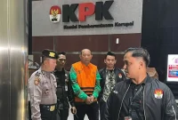Bupati Langkat Syah Afandin (berbaju rompi oranye) didampingi petugas kepolisian dan penyidik KPK setelah ditetapkan sebagai tersangka dalam kasus dugaan suap dan gratifikasi senilai lebih dari Rp4,3 miliar. Ia terjaring dalam Operasi Tangkap Tangan (OTT) terkait pengaturan proyek serta pengisian jabatan di lingkungan Pemerintah Kabupaten Langkat. Foto: Ist.