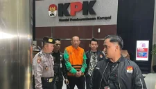 Bupati Langkat Syah Afandin (berbaju rompi oranye) didampingi petugas kepolisian dan penyidik KPK setelah ditetapkan sebagai tersangka dalam kasus dugaan suap dan gratifikasi senilai lebih dari Rp4,3 miliar. Ia terjaring dalam Operasi Tangkap Tangan (OTT) terkait pengaturan proyek serta pengisian jabatan di lingkungan Pemerintah Kabupaten Langkat. Foto: Ist.
