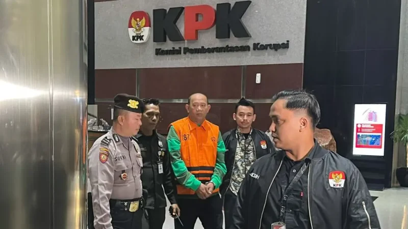Bupati Langkat Syah Afandin (berbaju rompi oranye) didampingi petugas kepolisian dan penyidik KPK setelah ditetapkan sebagai tersangka dalam kasus dugaan suap dan gratifikasi senilai lebih dari Rp4,3 miliar. Ia terjaring dalam Operasi Tangkap Tangan (OTT) terkait pengaturan proyek serta pengisian jabatan di lingkungan Pemerintah Kabupaten Langkat. Foto: Ist.
