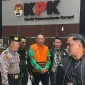 Bupati Langkat Syah Afandin (berbaju rompi oranye) didampingi petugas kepolisian dan penyidik KPK setelah ditetapkan sebagai tersangka dalam kasus dugaan suap dan gratifikasi senilai lebih dari Rp4,3 miliar. Ia terjaring dalam Operasi Tangkap Tangan (OTT) terkait pengaturan proyek serta pengisian jabatan di lingkungan Pemerintah Kabupaten Langkat. Foto: Ist.