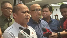 Anang Supriatna Kapuspenkum Kejagung memberikan keterangan kepada awak media terkait pengajuan upaya hukum banding atas vonis 10 tahun penjara yang dijatuhkan kepada Nadiem Makarim dalam kasus dugaan korupsi pengadaan laptop Chromebook. Foto: Ist.