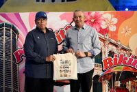 Penjabat (Pj) Sekdaprov Sumut Sulaiman Harahap (kanan) menerima cenderamata khas dari Timbalan Setiausaha Kerajaan Negeri Pulau Pinang Tuan Muhammad Ghopran bin Yeop Hamzah (kiri) saat meninjau Paviliun Pulau Pinang di arena PRSU 2026, Medan, Senin (20/7/2026) malam. Foto: Ist.