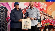 Penjabat (Pj) Sekdaprov Sumut Sulaiman Harahap (kanan) menerima cenderamata khas dari Timbalan Setiausaha Kerajaan Negeri Pulau Pinang Tuan Muhammad Ghopran bin Yeop Hamzah (kiri) saat meninjau Paviliun Pulau Pinang di arena PRSU 2026, Medan, Senin (20/7/2026) malam. Foto: Ist.