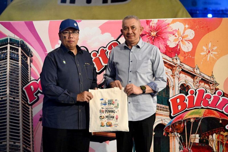 Penjabat (Pj) Sekdaprov Sumut Sulaiman Harahap (kanan) menerima cenderamata khas dari Timbalan Setiausaha Kerajaan Negeri Pulau Pinang Tuan Muhammad Ghopran bin Yeop Hamzah (kiri) saat meninjau Paviliun Pulau Pinang di arena PRSU 2026, Medan, Senin (20/7/2026) malam. Foto: Ist.