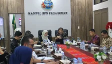Anggota Ombudsman RI Syafrida Rachmawati Rasahan bersama Kepala Kanwil BPN Sumut Nugraha, S.H., M.H., memimpin rapat koordinasi terkait percepatan penyelesaian laporan pertanahan masyarakat di Medan, Kamis (30/7/2026). Foto: Ist.