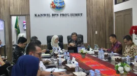 Anggota Ombudsman RI Syafrida Rachmawati Rasahan bersama Kepala Kanwil BPN Sumut Nugraha, S.H., M.H., memimpin rapat koordinasi terkait percepatan penyelesaian laporan pertanahan masyarakat di Medan, Kamis (30/7/2026). Foto: Ist.