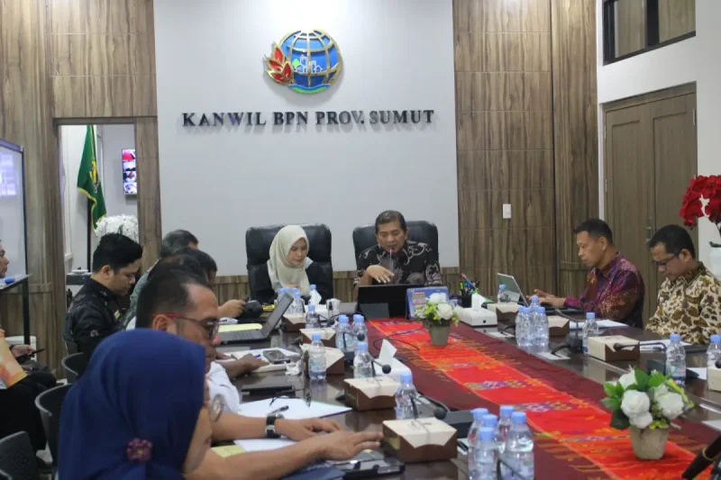 Anggota Ombudsman RI Syafrida Rachmawati Rasahan bersama Kepala Kanwil BPN Sumut Nugraha, S.H., M.H., memimpin rapat koordinasi terkait percepatan penyelesaian laporan pertanahan masyarakat di Medan, Kamis (30/7/2026). Foto: Ist.