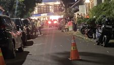 Di rumah Jampidsus Febrie Adriansyah terlihat aparat TNI di tengah upaya penggeledahan di restoran yang diisukan milik Febrie di Cilandak Jaksel, Rabu (8/7/2026). Foto: Ist.