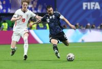 Kapten Timnas Argentina Lionel Messi (kanan) bertanding dalam laga semifinal antara Inggris vs Argentina pada Piala Dunia FIFA 2026 di Atlanta Stadium, Atlanta, Amerika Serikat, Kamis (16/7/2026) dini hari WIB. Foto: Ist.