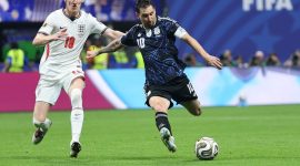 Kapten Timnas Argentina Lionel Messi (kanan) bertanding dalam laga semifinal antara Inggris vs Argentina pada Piala Dunia FIFA 2026 di Atlanta Stadium, Atlanta, Amerika Serikat, Kamis (16/7/2026) dini hari WIB. Foto: Ist.