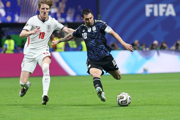 Kapten Timnas Argentina Lionel Messi (kanan) bertanding dalam laga semifinal antara Inggris vs Argentina pada Piala Dunia FIFA 2026 di Atlanta Stadium, Atlanta, Amerika Serikat, Kamis (16/7/2026) dini hari WIB. Foto: Ist.