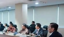 Suasana audiensi antara Ketua Dewan Ekonomi Nasional Luhut Binsar Panjaitan bersama delegasi Sekber Gokesu, pemuka agama, pegiat lingkungan, serta perwakilan masyarakat adat dan kepala daerah seputar Danau Toba, yang digelar di Kantor Dewan Ekonomi Nasional, Jakarta Pusat, Jumat (3/7/2026). Foto: Ist.