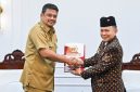 Gubernur Sumatera Utara Muhammad Bobby Afif Nasution menerima dokumen perkenalan kepengurusan baru dari Ketua Umum DHD 45 Sumut Muhammad Hasyim saat audiensi di Kantor Gubernur Sumut, Senin (27/7/2026). Foto: Ist.