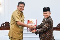 Gubernur Sumatera Utara Muhammad Bobby Afif Nasution menerima dokumen perkenalan kepengurusan baru dari Ketua Umum DHD 45 Sumut Muhammad Hasyim saat audiensi di Kantor Gubernur Sumut, Senin (27/7/2026). Foto: Ist.