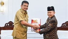 Gubernur Sumatera Utara Muhammad Bobby Afif Nasution menerima dokumen perkenalan kepengurusan baru dari Ketua Umum DHD 45 Sumut Muhammad Hasyim saat audiensi di Kantor Gubernur Sumut, Senin (27/7/2026). Foto: Ist.