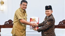 Gubernur Sumatera Utara Muhammad Bobby Afif Nasution menerima dokumen perkenalan kepengurusan baru dari Ketua Umum DHD 45 Sumut Muhammad Hasyim saat audiensi di Kantor Gubernur Sumut, Senin (27/7/2026). Foto: Ist.