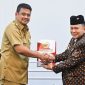 Gubernur Sumatera Utara Muhammad Bobby Afif Nasution menerima dokumen perkenalan kepengurusan baru dari Ketua Umum DHD 45 Sumut Muhammad Hasyim saat audiensi di Kantor Gubernur Sumut, Senin (27/7/2026). Foto: Ist.