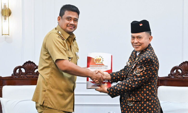 Gubernur Sumatera Utara Muhammad Bobby Afif Nasution menerima dokumen perkenalan kepengurusan baru dari Ketua Umum DHD 45 Sumut Muhammad Hasyim saat audiensi di Kantor Gubernur Sumut, Senin (27/7/2026). Foto: Ist.