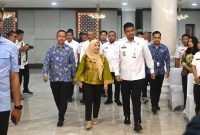 Gubernur Sumatera Utara Muhammad Bobby Afif Nasution bersama Anggota Ombudsman RI Syafrida R Rasahan dan Kepala Perwakilan Ombudsman RI Sumut Herdensi Adnin tiba di lokasi pembukaan Entry Meeting Ombudsman RI 2026 di Aula Raja Inal Siregar, Medan, Rabu (29/7/2026). Foto: Ist.