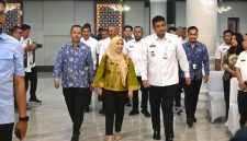 Gubernur Sumatera Utara Muhammad Bobby Afif Nasution bersama Anggota Ombudsman RI Syafrida R Rasahan dan Kepala Perwakilan Ombudsman RI Sumut Herdensi Adnin tiba di lokasi pembukaan Entry Meeting Ombudsman RI 2026 di Aula Raja Inal Siregar, Medan, Rabu (29/7/2026). Foto: Ist.