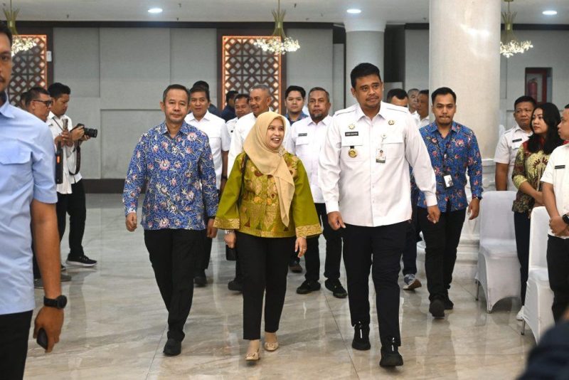 Gubernur Sumatera Utara Muhammad Bobby Afif Nasution bersama Anggota Ombudsman RI Syafrida R Rasahan dan Kepala Perwakilan Ombudsman RI Sumut Herdensi Adnin tiba di lokasi pembukaan Entry Meeting Ombudsman RI 2026 di Aula Raja Inal Siregar, Medan, Rabu (29/7/2026). Foto: Ist.