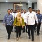 Gubernur Sumatera Utara Muhammad Bobby Afif Nasution bersama Anggota Ombudsman RI Syafrida R Rasahan dan Kepala Perwakilan Ombudsman RI Sumut Herdensi Adnin tiba di lokasi pembukaan Entry Meeting Ombudsman RI 2026 di Aula Raja Inal Siregar, Medan, Rabu (29/7/2026). Foto: Ist.