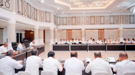 Kepala Badan Pendapatan Daerah Provinsi Sumut Sutan Tolang bersama jajaran terkait menyampaikan capaian realisasi Pendapatan Asli Daerah yang telah melampaui 50% target tahun 2026 dalam rapat pembahasan keuangan daerah, Kamis (30/7/2026). Foto: Ist.