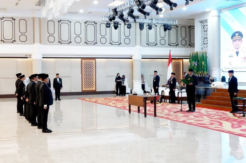 Gubernur Sumatera Utara Muhammad Bobby Afif Nasution saat melantik delapan pejabat Pimpinan Tinggi Pratama (eselon II) di lingkungan Pemerintah Provinsi Sumut, berlangsung di Aula Raja Inal Siregar Kantor Gubernur Sumut, Medan, Senin (13/7/2026). Foto: Ist.