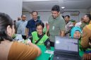 Gubernur Sumatera Utara Muhammad Bobby Afif Nasution meninjau langsung pelaksanaan Cek Kesehatan Gratis bagi mitra Gojek di Kantor Gojek Kompleks CBD Polonia, Medan, Selasa (28/7/2026), guna memastikan layanan berjalan lancar sekaligus menyemangati para pengemudi. Foto: Ist.