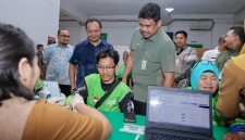 Gubernur Sumatera Utara Muhammad Bobby Afif Nasution meninjau langsung pelaksanaan Cek Kesehatan Gratis bagi mitra Gojek di Kantor Gojek Kompleks CBD Polonia, Medan, Selasa (28/7/2026), guna memastikan layanan berjalan lancar sekaligus menyemangati para pengemudi. Foto: Ist.
